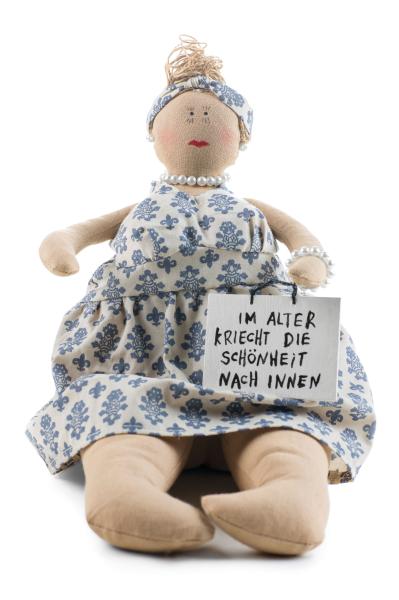 kantensitzer lady mit schild "im alter kriecht die schönheit nach innen" baden 218859